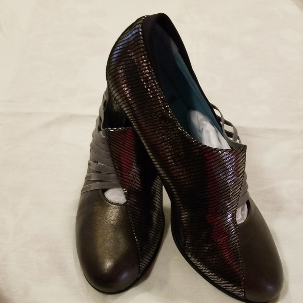 Stunning pair of thierry rabotin strappy 2" heel